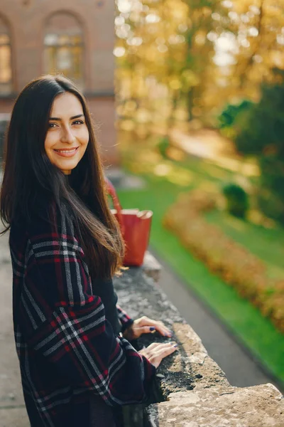 Şık bir kız şehirde yürüyor