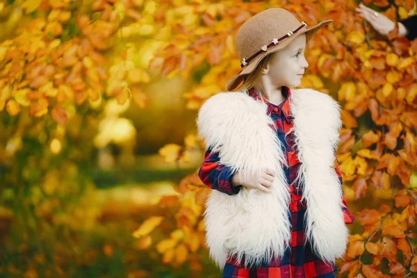 Pequena menina elegante — Fotografia de Stock