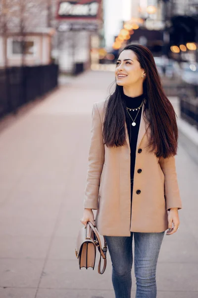 Chica de moda caminando en una ciudad de sping —  Fotos de Stock