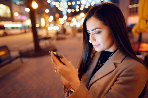 Chica de moda caminando en una ciudad nocturna — Foto de Stock