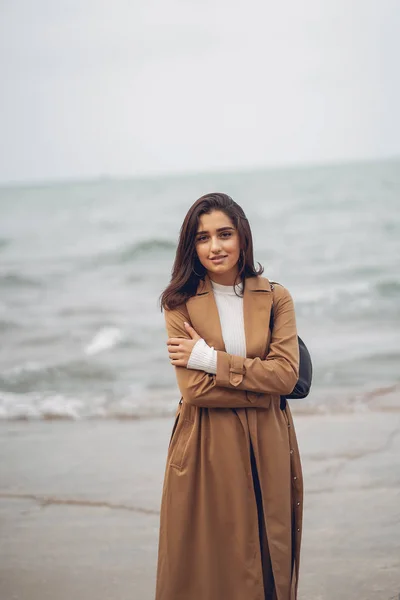 Chica joven caminando en la playa —  Fotos de Stock