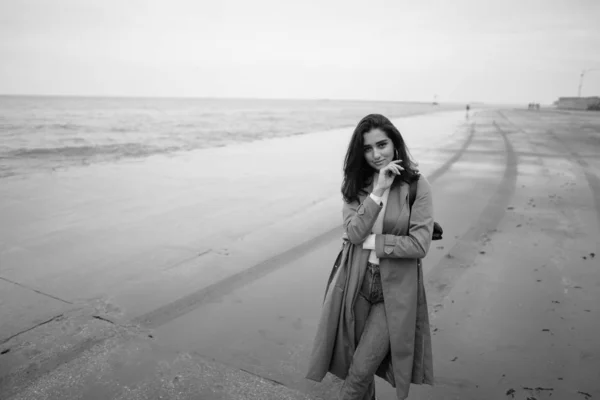 Jeune fille marchant sur la plage — Photo