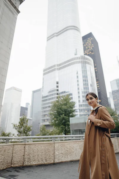 Woman walks the streets of Chicago — Stock Photo, Image