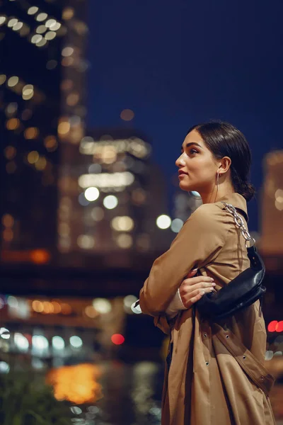 Woman walking near Chicago river — Stock Photo, Image