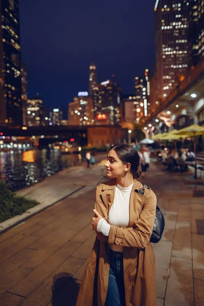 Женщина, идущая рядом с рекой Чикаго — стоковое фото