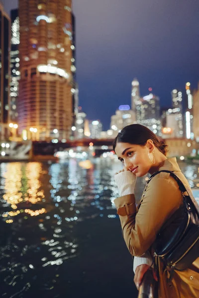 Woman walking near Chicago river — Stock Photo, Image