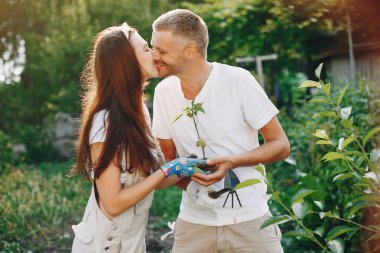 Güzel bir çift evin yakınındaki bir bahçede çalışıyor.