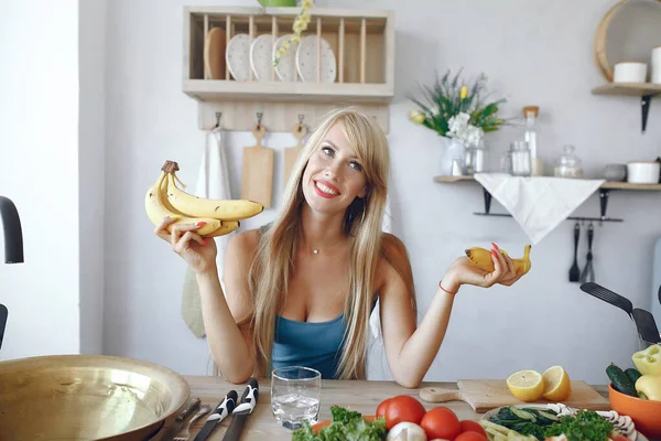 Красива і спортивна дівчина на кухні з овочами — стокове фото