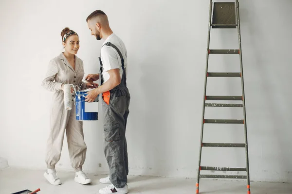 La familia joven y linda repara la habitación — Foto de Stock