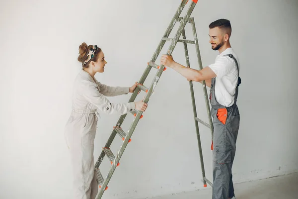 Genç ve sevimli aile odayı onarıyor. — Stok fotoğraf