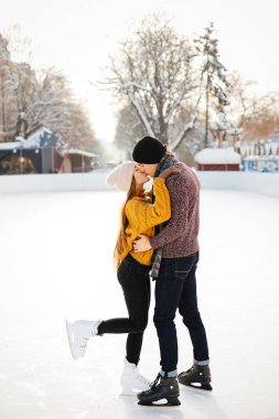 Bir Ice arena içinde şirin çift