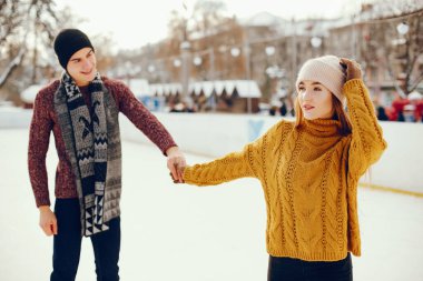 Bir Ice arena içinde şirin çift