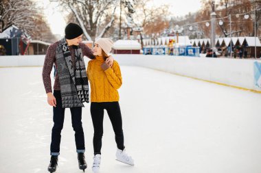 Bir Ice arena içinde şirin çift