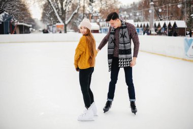 Bir Ice arena içinde şirin çift