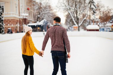 Bir Ice arena içinde şirin çift