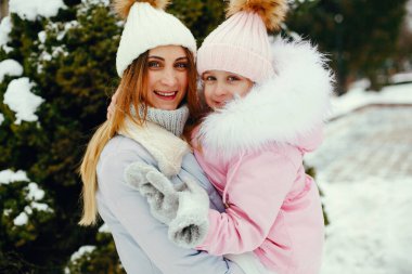 Anne ve kızı bir kış parkı