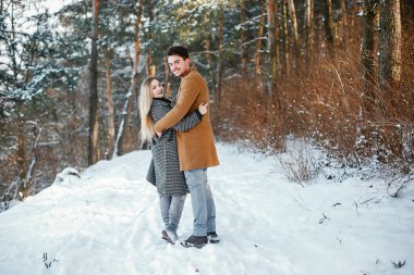 parkta yürüyen mutlu çift