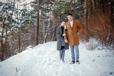 parkta yürüyen mutlu çift