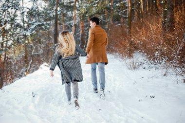 parkta yürüyen mutlu çift