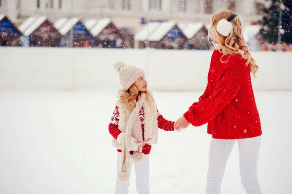 Mignon et belle famille dans une ville d'hiver — Photo