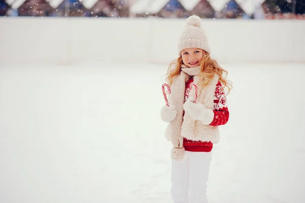 Petite fille mignonne et belle dans une ville d'hiver — Photo