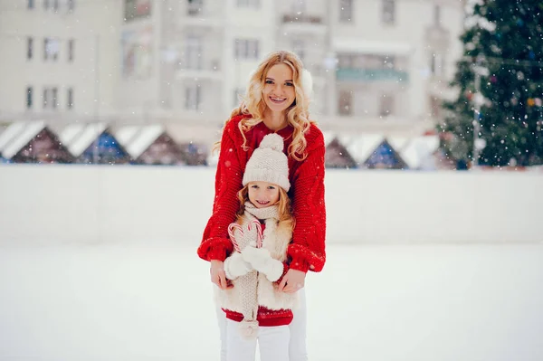 Cute and beautiful family in a winter city — Stock Photo, Image