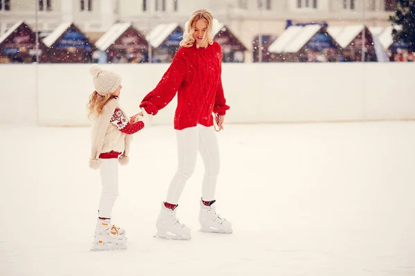 Famiglia carina e bella in una città invernale — Foto Stock