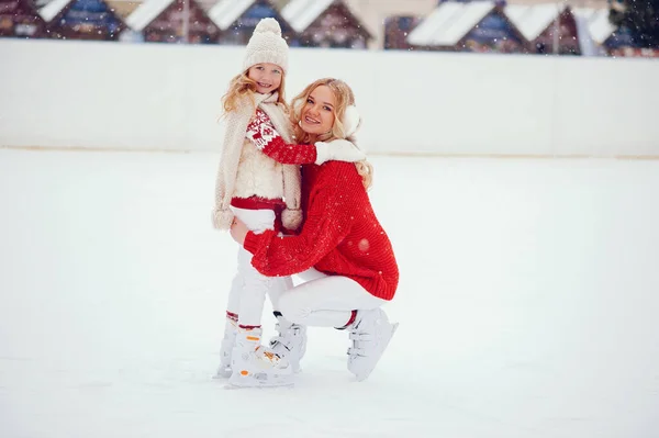 Mignon et belle famille dans une ville d'hiver — Photo