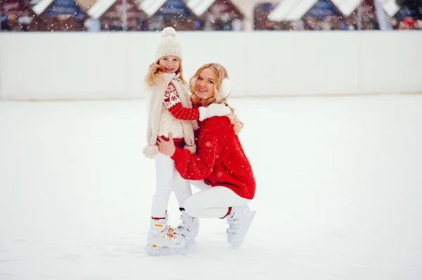 Mignon et belle famille dans une ville d'hiver — Photo