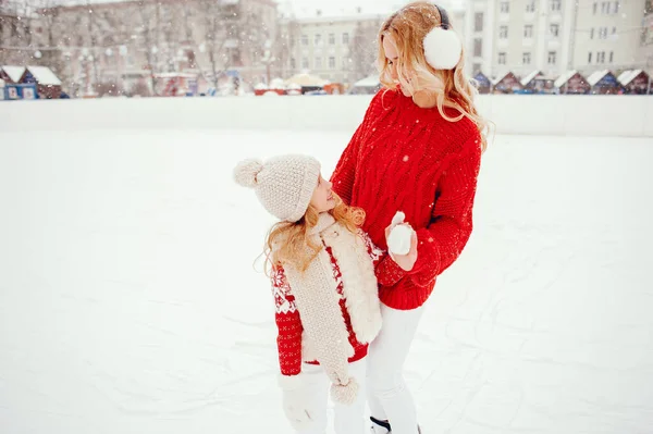 Cute i piękna rodzina w zimowym mieście — Zdjęcie stockowe