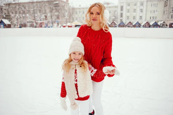 겨울 도시에 사는 귀엽고 아름다운 가족 — 스톡 사진