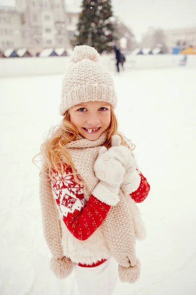 Petite fille mignonne et belle dans une ville d'hiver — Photo