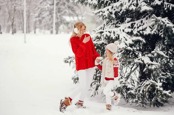 Mãe e filha em um parque de inverno — Fotografia de Stock