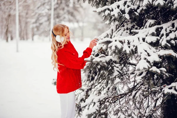Элегантная и молодая девушка в зимнем парке — стоковое фото