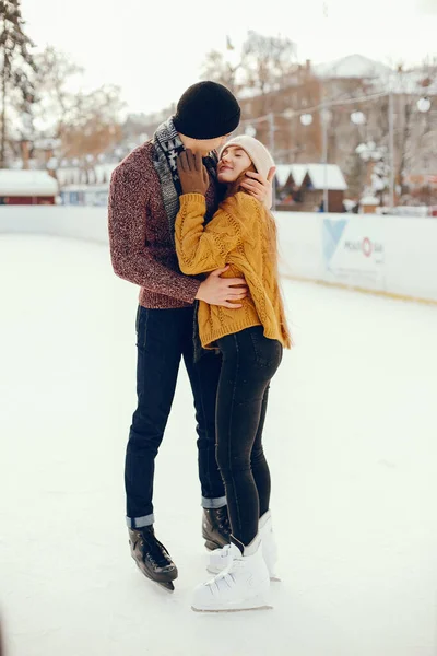 Casal bonito em uma arena de gelo — Fotografia de Stock