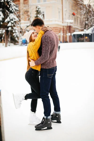 Casal bonito em uma arena de gelo — Fotografia de Stock