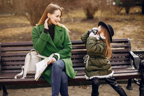 Famiglia carina ed elegante in una città primaverile — Foto Stock