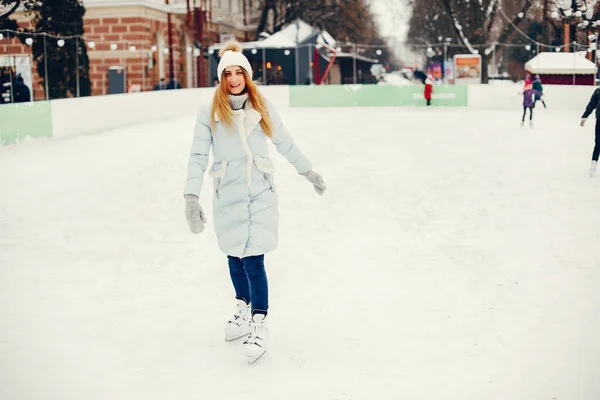 Niedliche und schöne Mädchen in einer Winterstadt — Stockfoto