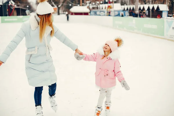 Mignon et belle famille dans une ville d'hiver — Photo