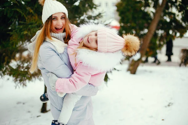 Madre e figlia in un parco invernale — Foto Stock