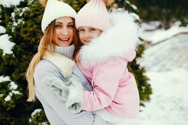 Mãe e filha em um parque de inverno — Fotografia de Stock