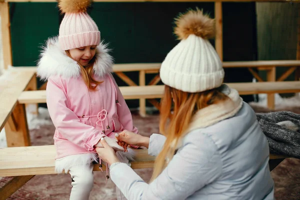 Cute i piękna rodzina w zimowym mieście — Zdjęcie stockowe