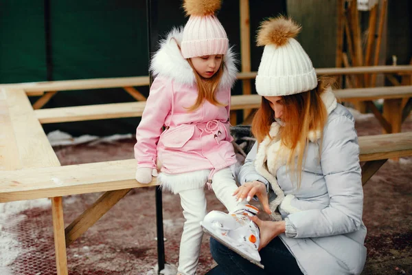 Nette und schöne Familie in einer Winterstadt — Stockfoto