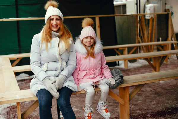 Família bonito e bonito em uma cidade de inverno — Fotografia de Stock