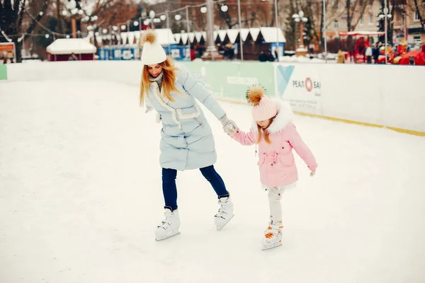 Mignon et belle famille dans une ville d'hiver — Photo