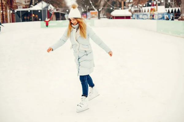 Menina bonito e bonito em uma cidade de inverno — Fotografia de Stock