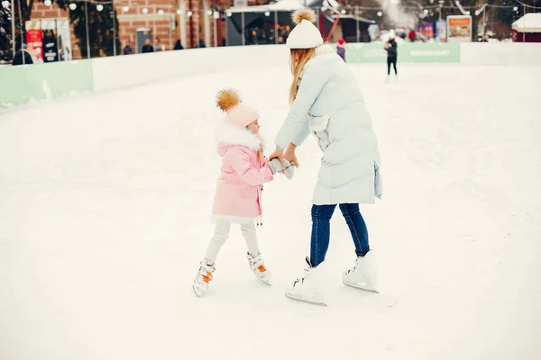 Mignon et belle famille dans une ville d'hiver — Photo