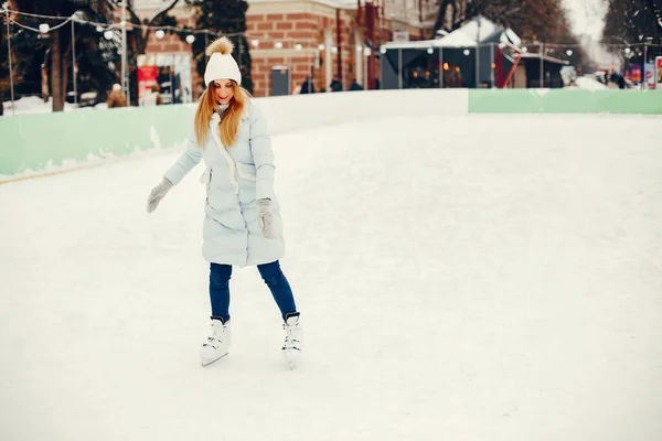 Jolie et belle fille dans une ville d'hiver — Photo