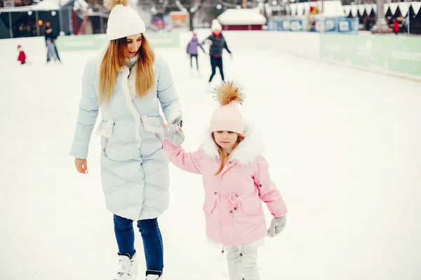 Mignon et belle famille dans une ville d'hiver — Photo