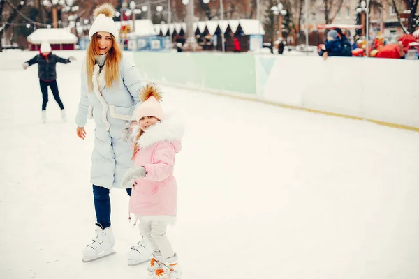 Família bonito e bonito em uma cidade de inverno — Fotografia de Stock